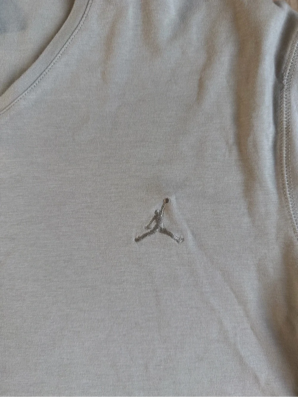 Nike Air Jordan Men’s 100% Cotton V-Neck Short Sleeve Shirt in Beige Size Large